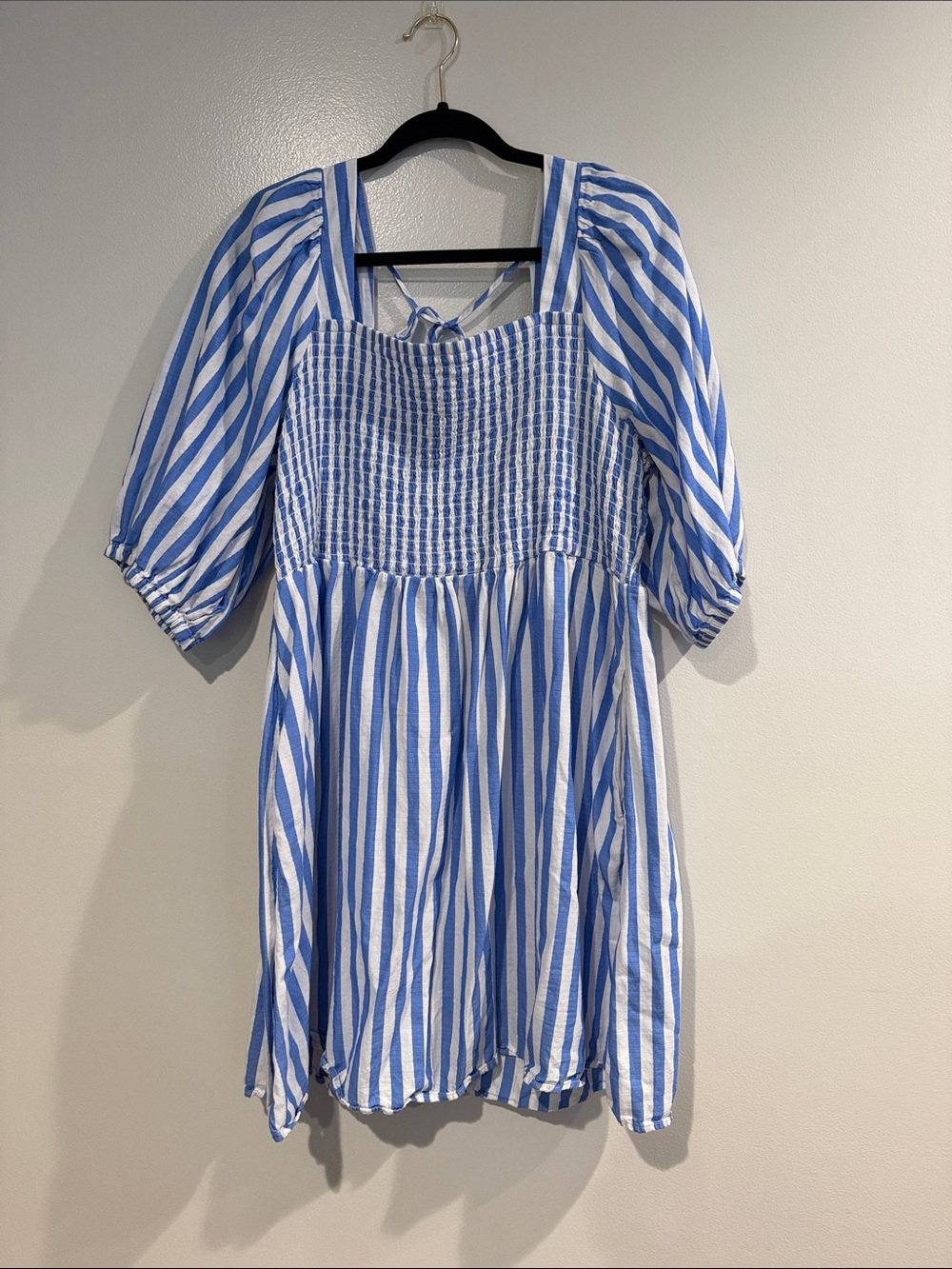 Ava and Viv Blue and White Striped Smocked Puff-Sleeve Top